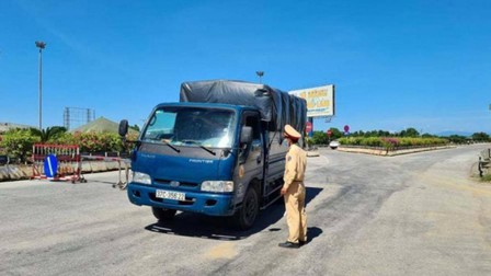 Dùng xe buýt chống nóng cho lực lượng tại chốt phòng dịch cửa ngõ TP Vinh