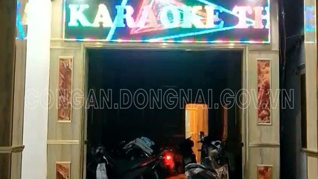 Quán karaoke ở Đồng Nai để nhân viên thoát y tiếp khách