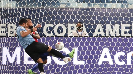 Uruguay 1-1 Chile: Vidal đá phản lưới, Chile vẫn giành vé vào tứ kết