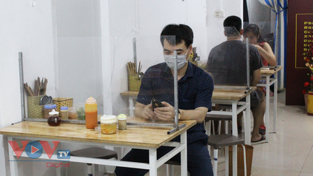 Hà Nội: Nhiều cửa hàng ăn uống chủ động phòng, chống dịch Covid-19 sau khi được mở cửa trở lại