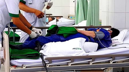 Cần Thơ: Cấp cứu kịp thời một bệnh nhân bị 7 cây sắt đâm xuyên cẳng chân