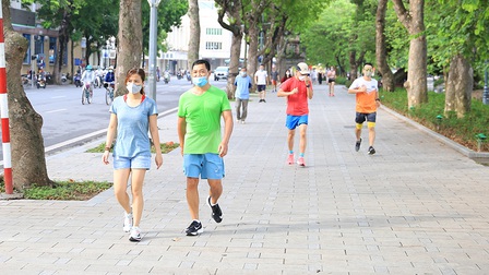 Hà Nội ngày đầu cho phép tập thể dục ở nơi công cộng: Đa số người dân bảo đảm phòng dịch