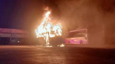 Đắk Lắk: Cháy rụi xe khách trong đêm