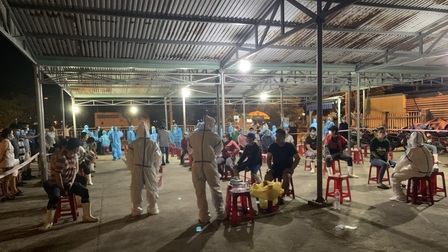 5 người mắc Covid-19 ở Quảng Ngãi từng ra cảng cá Thọ Quang, Đà Nẵng xuyên đêm lấy mẫu xét nghiệm
