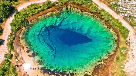 Choáng ngợp vẻ đẹp siêu thực của hồ nước được mệnh danh ‘Con mắt của Trái Đất’