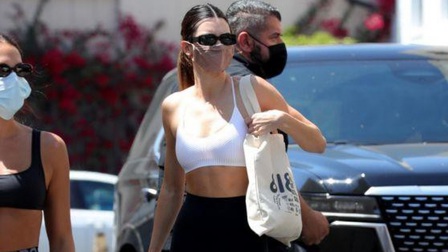 Kendall Jenner diện trang phục bó sát, gợi cảm trên phố