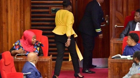 Nữ nghị sĩ bị yêu cầu ra khỏi phòng họp vì mặc quần 'bó sát'