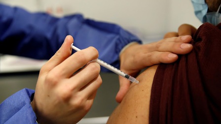 WHO kêu gọi các nước theo gương Mỹ chia sẻ vaccine