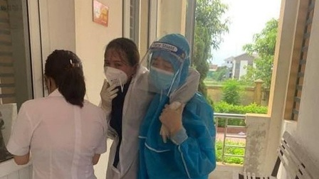 Nữ nhân viên y tế ngất xỉu khi lấy mẫu xét nghiệm trong vùng dịch ở Hà Tĩnh