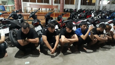 Vĩnh Long: Bắt 18 thanh niên 'đi bão' sau chiến thắng của ĐT Việt Nam bằng hình thức đua xe