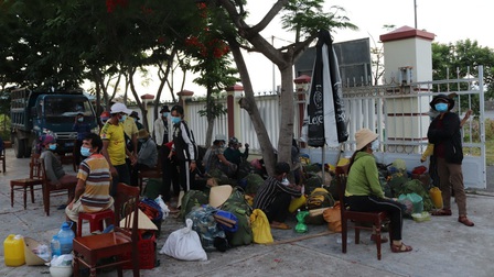 Đi bộ về quê, 47 người Quảng Ngãi được Khánh Hòa hỗ trợ