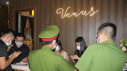 Quán karaoke ở Hà Nội cho người nước ngoài 'bay lắc' trong mùa dịch