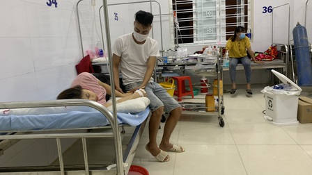 Lào Cai: Hơn 60 công nhân nhập viện sau bữa ăn ca
