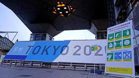 Olympic Tokyo: VĐV tự nhận huy chương, không có bắt tay ở lễ trao giải