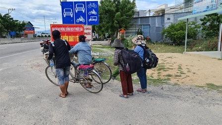 Thất nghiệp vì dịch, 4 mẹ con đạp xe dưới nắng gay gắt từ Đồng Nai về Nghệ An