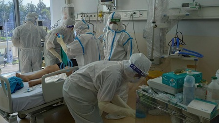 Bệnh viện Hồi sức Covid-19 căng mình điều trị bệnh nhân nguy kịch