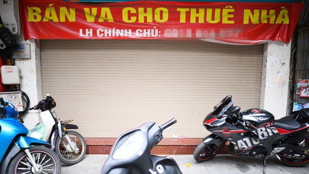 Hàng loạt nhà phố cổ Hà Nội treo biển cho thuê, bán nhà