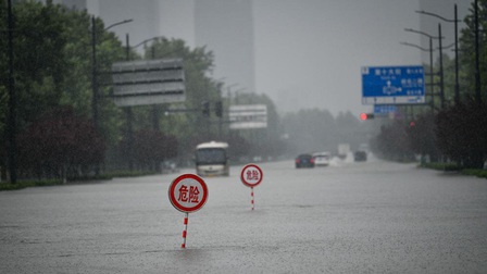 Trận mưa lũ lịch sử ảnh hưởng nghiêm trọng giao thông ở tỉnh Hà Nam, Trung Quốc