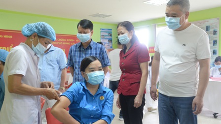 Quảng Ninh: Triển khai đăng ký tiêm vaccine Covid-19 trực tuyến cho người dân