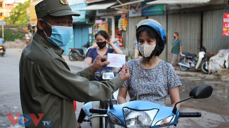 Hà Nội: Người dân phường Nhật Tân bắt đầu đi chợ bằng phiếu