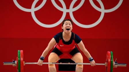 Hoàng Thị Duyên bị… tạ đè, hụt mất huy chương Olympic