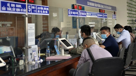 TP Hồ Chí Minh: Cán bộ, công chức phải đeo thẻ khi đi làm, về nhà trước 18h