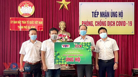 VOV trao quà 'San sẻ yêu thương- Đồng hành chống dịch' tại các tỉnh miền Trung