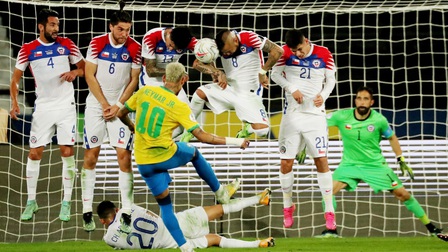 Copa America 2021: Thi đấu thiếu người, Brazil vẫn giành vé vào bán kết