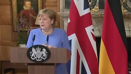 Bà Merkel chỉ trích Anh 'thả cửa' cho fan EURO 2020