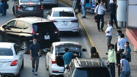Sợ bị 'cấm cửa', nhiều tài xế từ chối chở khách đến/đi từ sân bay Nội Bài