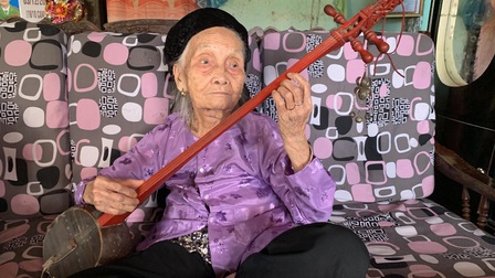 Nghệ nhân trăm tuổi Mỗ Thị Kịt: Một đời với then