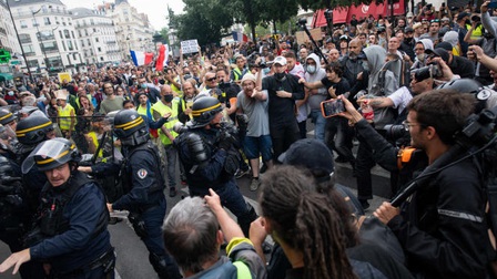 Hơn 200.000 người Pháp tiếp tục xuống đường chống 'giấy thông hành y tế'