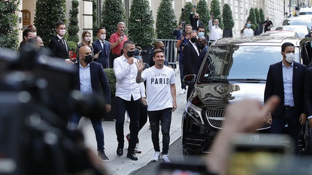 Messi đã đến Paris, ở trong khách sạn gần Champs Elysees