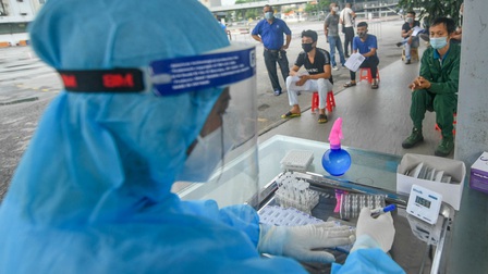 Hỗ trợ test nhanh virus SARS-CoV-2 cho hàng loạt tài xế 'luồng xanh' ở Hà Nội