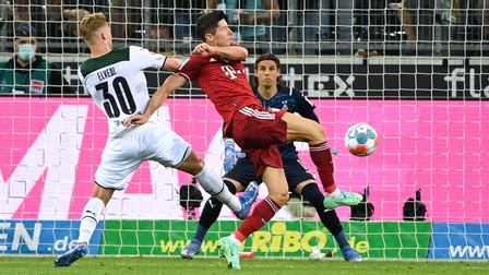 Lewandowski giải cứu Bayern tránh khỏi thất bại ngày ra quân