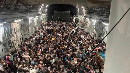 Vì sao đám đông ở sân bay Kabul chỉ toàn đàn ông?