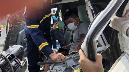 Hà Nội: Cảnh sát phá ca bin cứu tài xế sau vụ tai nạn