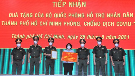 Quân đội trao tặng hàng trăm nghìn phần quà cho nhân dân TP.HCM