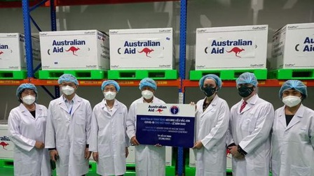 Việt Nam tiếp nhận 403.000 liều vaccine COVID-19 từ Australia