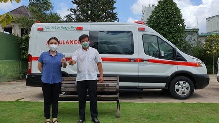 Việt Hương trao tặng xe cứu thương 2,5 tỷ cho ông Đoàn Ngọc Hải