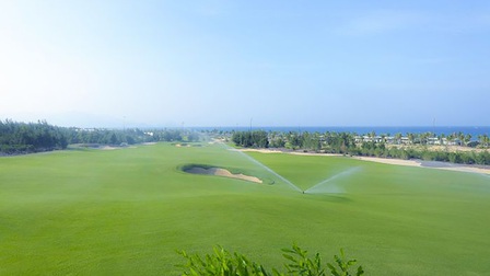 Lãnh đạo Sở Du lịch Bình Định tiếp xúc với F0 tại sân golf