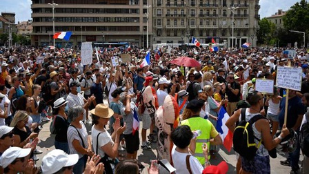 Pháp: Biểu tình chống giấy thông hành y tế bước sang tuần thứ 4, ngày càng đông người tham gia 