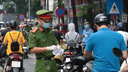 Ngày 9/8, Hà Nội xử phạt hơn 800 trường hợp vi phạm giãn cách xã hội