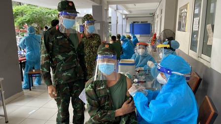 TP.HCM: Tiêm vaccine mũi 2 ngừa COVID-19 cho toàn bộ chiến sĩ Quân đoàn 4 làm nhiệm vụ ở 'vùng đỏ'