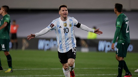 Messi phá kỷ lục của Pele trong ngày lập hat-trick giúp Argentina đại thắng