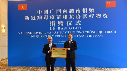 Quảng Tây (Trung Quốc) trao tặng Việt Nam 800.000 liều vaccine và thiết bị y tế phòng chống dịch Covid-19