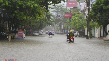 Thời tiết hôm nay: Áp thấp nhiệt đới suy yếu thành một vùng áp thấp, tiếp tục gây mưa lớn ở Trung Bộ