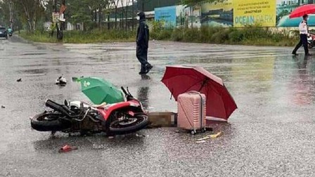 Hà Nội: Đôi nam nữ bị sét đánh tử vong khi đang đi xe máy trên đường