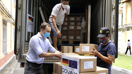 Hơn 800.000 liều vaccine Covid-19 do Đức hỗ trợ về đến Việt Nam