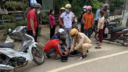 Mộc Châu: CSGT dùng xe đặc chủng đưa người bị nạn đi cấp cứu